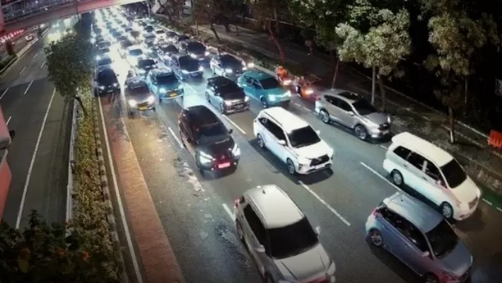 Warga Jakarta terjebak macet panjang imbas penutupan gerbang tol Semanggi

