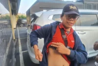 Kurir ekspedisi di Bekasi terluka usai dibacok mandau saat mengantar paket. Dok: Istimewa