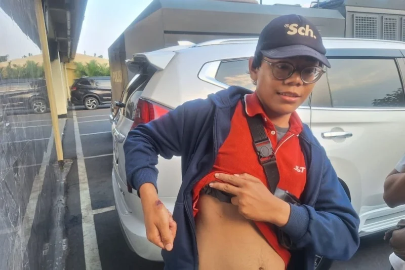 Kurir ekspedisi di Bekasi terluka usai dibacok mandau saat mengantar paket. Dok: Istimewa