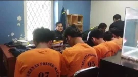 Kapolsek Mauk AKP Subarjo menunjukkan para pelaku pemerkosaan siswi SMP yang berhasil dibekuk. Dok: Istimewa