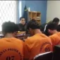 Kapolsek Mauk AKP Subarjo menunjukkan para pelaku pemerkosaan siswi SMP yang berhasil dibekuk. Dok: Istimewa