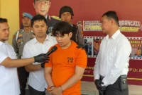 Alvi Maulana ditangkap polisi di Surabaya usai memutilasi pacarnya, Tiara Angelina Saraswati, hingga 65 bagian. Kasus ini kini ditangani Polres Mojokerto dengan ancaman hukuman 15 tahun atau hukuman mati. Foto-Istimewa