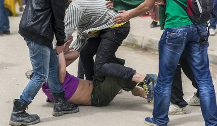 Pelaku begal motor berinisial J (44) diamankan warga dalam kondisi babak belur usai merampas motor sejoli pelajar di Desa Singa Bangsa, Kecamatan Tenjo, Kabupaten Bogor.