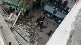 Petugas SAR mengevakuasi korban dari reruntuhan musala Ponpes Al Khoziny Sidoarjo dengan bantuan ekskavator pada operasi hari ketujuh. Dok: Istimewa