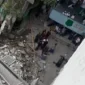 Petugas SAR mengevakuasi korban dari reruntuhan musala Ponpes Al Khoziny Sidoarjo dengan bantuan ekskavator pada operasi hari ketujuh. Dok: Istimewa