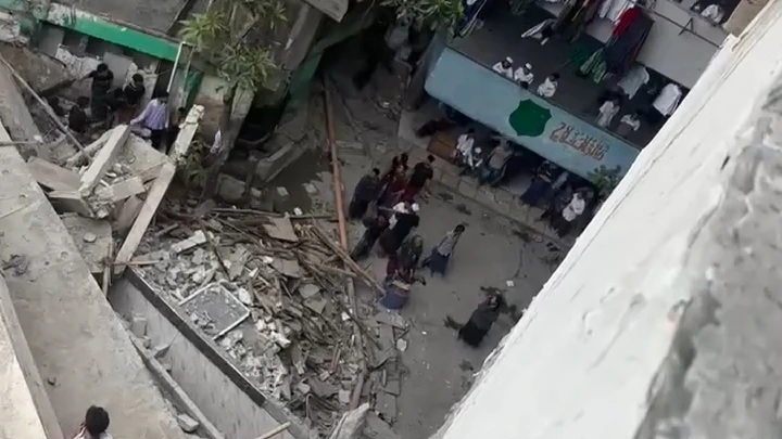 Petugas SAR mengevakuasi korban dari reruntuhan musala Ponpes Al Khoziny Sidoarjo dengan bantuan ekskavator pada operasi hari ketujuh. Dok: Istimewa