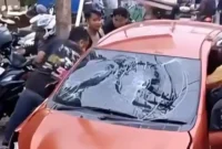 Mobil LCGC oranye dirusak massa di Sukaraja, Bogor. Dok-Istimewa
