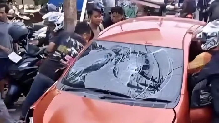 Ilustrasi, Mobil Toyota Avanza lawan arah di Lampu Merah Caman Bekasi menyeret sepeda motor hingga memercikkan api dan diamuk warga. Dok: Istimewa
