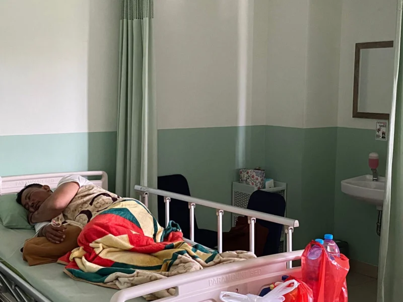 Driver ojol Pontianak, Teguh Sukma Akbar, dirawat di RS Medika Djaya setelah dipukul oknum TNI, patah hidung dan mengalami bengkak di wajah. Dok-Istimewa
