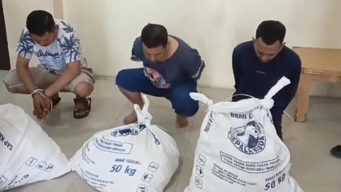 Polisi menggiring sopir Bank Jateng cabang Wonogiri yang membawa kabur Rp10 miliar setelah ditangkap di Gunungkidul, Senin (8/9/2025). Dok-Istimewa