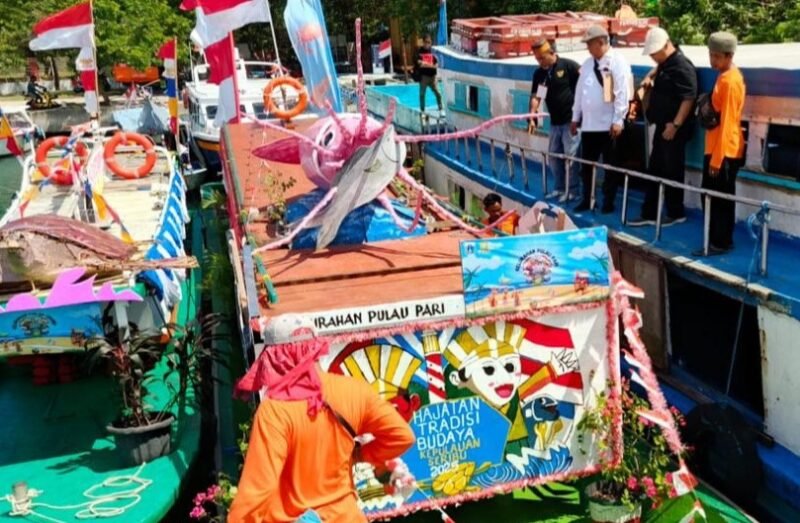 Warga Kepulauan Seribu mengikuti Hajatan Tradisi Budaya di Pantai Sakura Pulau Untung Jawa, menampilkan lomba hias kapal dan pertunjukan seni budaya. (Dok- Kabupaten PS)