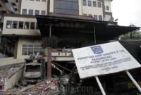 Petugas kepolisian melakukan penyelidikan di Polsek Matraman setelah tujuh senjata api dilaporkan hilang akibat aksi demo ricuh 30 Agustus 2025. Dok-Istimewa