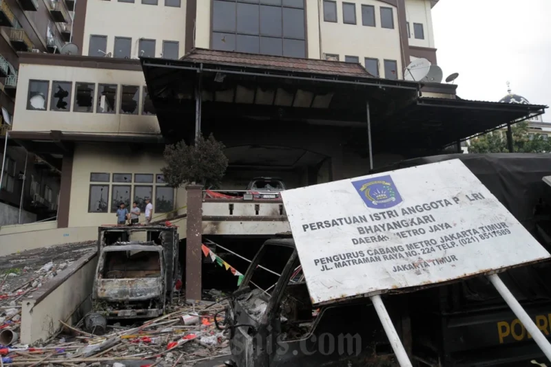 Petugas kepolisian melakukan penyelidikan di Polsek Matraman setelah tujuh senjata api dilaporkan hilang akibat aksi demo ricuh 30 Agustus 2025. Dok-Istimewa