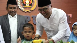 Tasyakuran PWI Pusat 2025-2030 di Gedung Dewan Pers bersama anak yatim. Dok: Posnews

