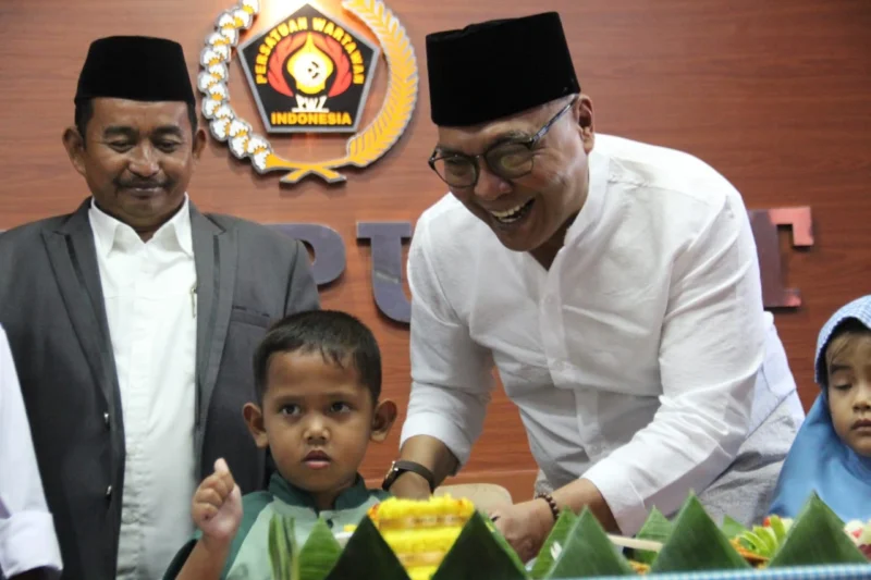 Tasyakuran PWI Pusat 2025-2030 di Gedung Dewan Pers bersama anak yatim. Dok: Posnews
