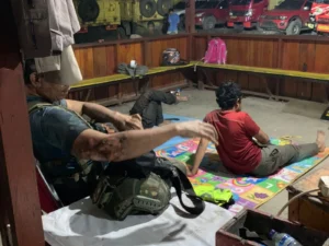 Tim gabungan TNI-Polri mengevakuasi personel Satgas Maleo Kopassus yang luka berat saat kerusuhan di Kampung Pirip, Elelim, Kabupaten Yalimo, Papua