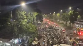 Parkir liar di dekat Halte Transjakarta BKN arah Cawang, Jakarta Timur, bikin lalu lintas macet parah hingga hanya tersisa satu lajur. Dok: Medsos