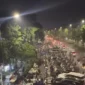 Parkir liar di dekat Halte Transjakarta BKN arah Cawang, Jakarta Timur, bikin lalu lintas macet parah hingga hanya tersisa satu lajur. Dok: Medsos