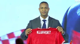 Patrick Kluivert meninggalkan stadion setelah dua laga terakhir Kualifikasi Piala Dunia 2026, Timnas Indonesia tanpa pelatih kepala. Dok: PSSI