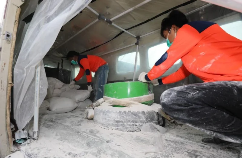 Petugas BNPB melaksanakan operasi modifikasi cuaca dengan pesawat Cessna Caravan untuk mencegah banjir akibat cuaca ekstrem di Jawa. Dok-BNPB