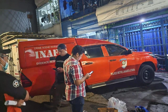 Tim forensik RS Polri Kramat Jati melakukan pemeriksaan jenazah bocah AR. Dok: Istimewa