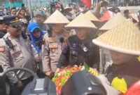 Kapolres Metro Jakarta Pusat dan Wakapolda ikut merayakan Hari Tani Nasional ke-65 bersama petani dari Lampung, Banten, dan Jawa Barat. Dok-Polri