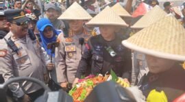 Kapolres Metro Jakarta Pusat dan Wakapolda ikut merayakan Hari Tani Nasional ke-65 bersama petani dari Lampung, Banten, dan Jawa Barat. Dok-Polri
