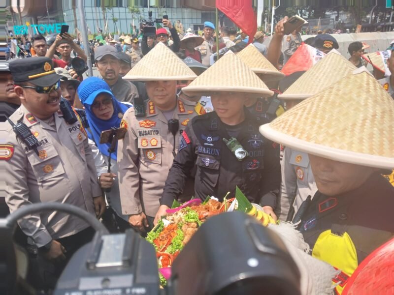 Kapolres Metro Jakarta Pusat dan Wakapolda ikut merayakan Hari Tani Nasional ke-65 bersama petani dari Lampung, Banten, dan Jawa Barat. Dok-Polri