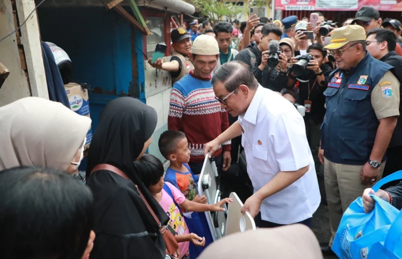 Gubernur DKI Jakarta Pramono Anung meninjau lokasi kebakaran di Tangki, Taman Sari, Jakarta Barat. Dok: Kominfo DKI JKT