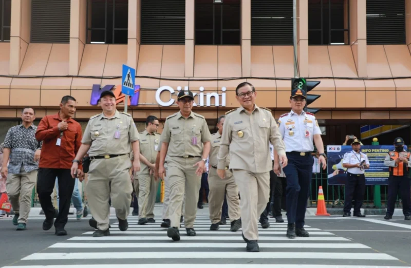 Gubernur DKI Pramono Anung meninjau pelican crossing Stasiun Cikini. Dok-Kominfo DKI JKT