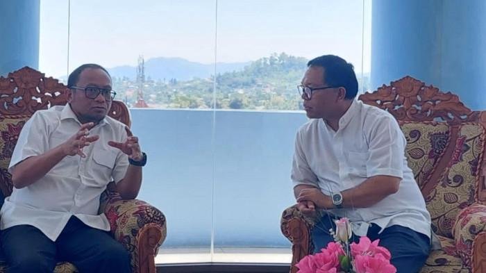 Staf Khusus Menteri HAM, Thomas Harming Suwarta, bersama Rektor Unika Santu Paulus Ruteng, Agustinus Manfred Habur, meninjau rencana pembangunan Pusat Studi HAM di kampus, Kamis (4/9/2025). (Dok-Kemen HAM))