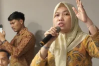 Azlinda Pelaku Usaha Perikanan dari Sumatera Utara menyampaikan keresahan nelayan dan pelaku usaha perikanan di Sumatera Utara saat Rembuk Nelayan 2025 di Surabaya, (13/09/2025). Dok-Posnews
