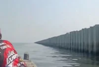 Tanggul beton di pesisir Cilincing, Jakarta Utara, yang menuai protes nelayan karena dinilai mengganggu jalur mencari ikan. Dok-Istimewa