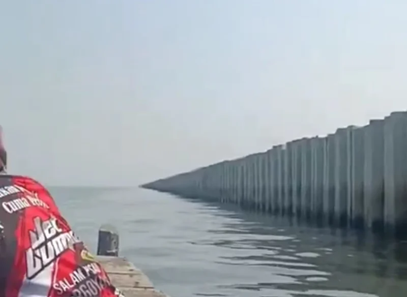Tanggul beton di pesisir Cilincing, Jakarta Utara, yang menuai protes nelayan karena dinilai mengganggu jalur mencari ikan. Dok-Istimewa