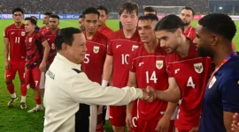 Pemain Timnas Indonesia bersama Presiden Prabowo Subianto di Stadion Utama Gelora Bung Karno (SUGBK). Dok: Setpres