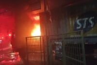 Truk kontainer terbakar di Sunter Agung, Jakarta Utara akibat korsleting. Petugas damkar berhasil memadamkan api tanpa korban jiwa. (Dok-Gulkarmat Jakut)