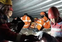 Petugas evakuasi santri korban musala roboh di Sidoarjo. Dok: Tim SAR 
