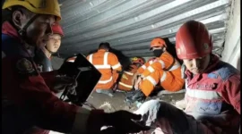 Petugas evakuasi santri korban musala roboh di Sidoarjo. Dok: Tim SAR 
