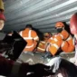 Petugas evakuasi santri korban musala roboh di Sidoarjo. Dok: Tim SAR 
