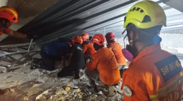 Tim SAR gabungan membersihkan reruntuhan Ponpes Al-Khoziny Sidoarjo, evakuasi korban 14 meninggal. Dok: Tim SAR
