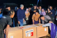 Uya Kuya bersama istri memulangkan jenazah PMI Rifa Hamidah di Desa Semboro, Jember, Jawa Timur. Dok-Istimewa