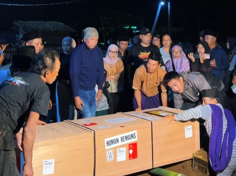 Uya Kuya bersama istri memulangkan jenazah PMI Rifa Hamidah di Desa Semboro, Jember, Jawa Timur. Dok-Istimewa