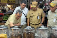 Suasana kios Kopi Bemo di tengah pasar tradisional Rawamangun. Dok: Kominfo DKI JKT