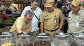 Suasana kios Kopi Bemo di tengah pasar tradisional Rawamangun. Dok: Kominfo DKI JKT