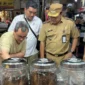 Suasana kios Kopi Bemo di tengah pasar tradisional Rawamangun. Dok: Kominfo DKI JKT