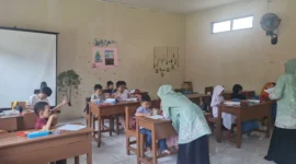 Kegiatan siswa Yayasan Baitul Akbar Parabek Serpong saat belajar di kelas sederhana. Dok: Posnews