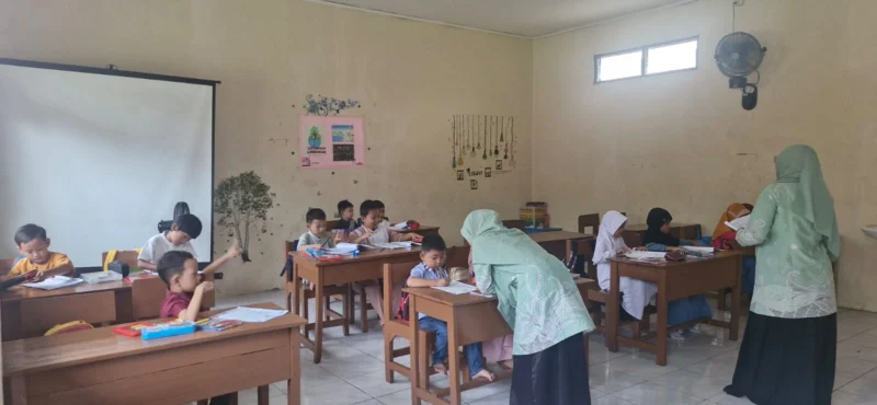 Kegiatan siswa Yayasan Baitul Akbar Parabek Serpong saat belajar di kelas sederhana. Dok: Posnews