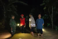 Petugas gabungan bersama warga mengevakuasi korban banjir bandang di Lampung Barat pada Rabu malam (10/9/2025). Dok-Polri