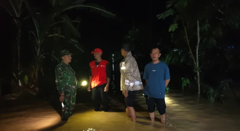 Petugas gabungan bersama warga mengevakuasi korban banjir bandang di Lampung Barat pada Rabu malam (10/9/2025). Dok-Polri