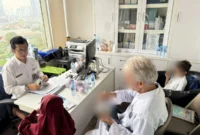Petugas Ditjen Imigrasi berhasil menangkap buronan Maroko NE di Jakarta dan langsung mendeportasinya ke negaranya. Penangkapan ini menunjukkan komitmen Indonesia memberantas kejahatan lintas negara. Foto, Dok-Imigrasi